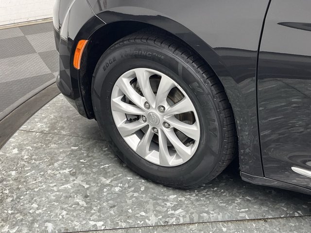 Used 2019 Chrysler Pacifica Touring-L FWD image 31