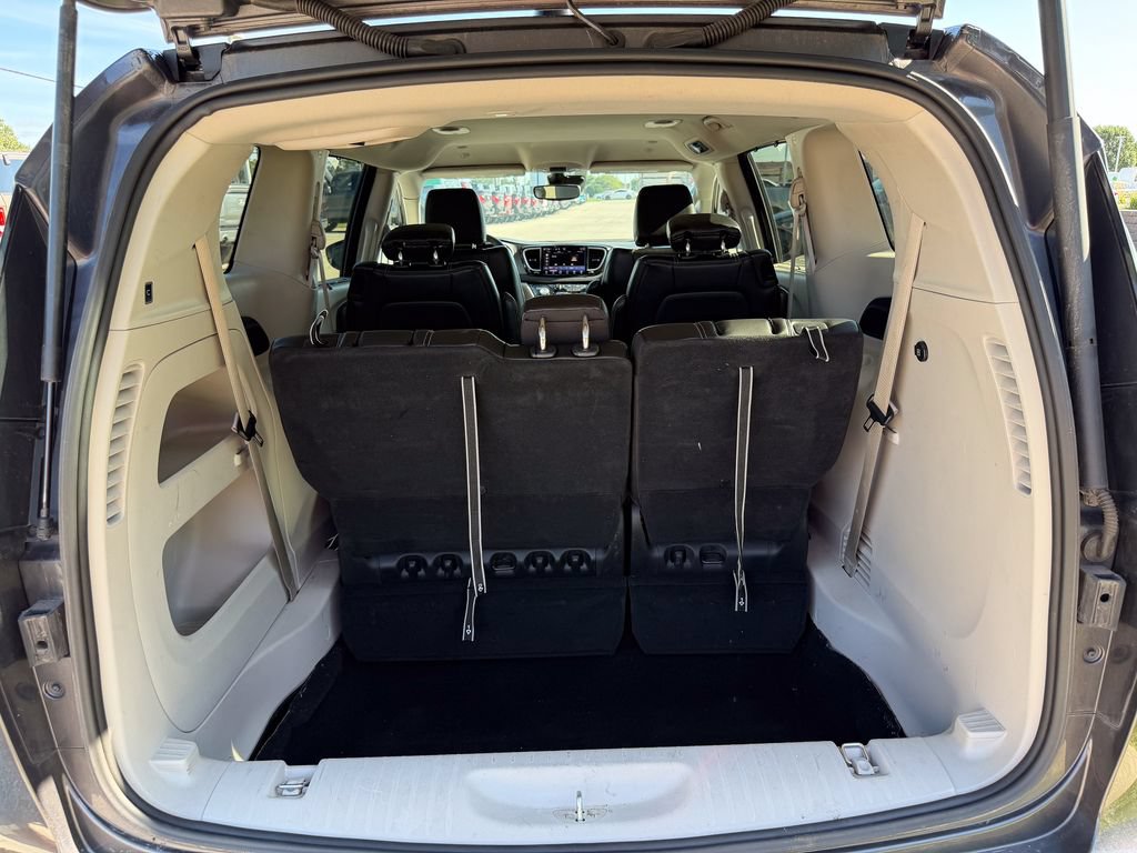 Used 2023 Chrysler Pacifica Touring-L FWD image 16
