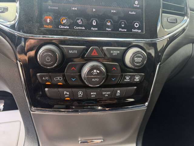 Used 2020 Jeep Grand Cherokee Altitude RWD image 12