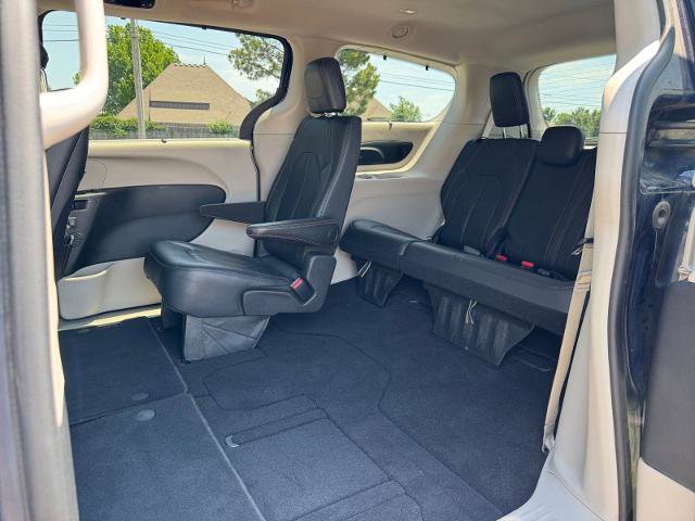Used 2017 Chrysler Pacifica Touring-L Plus w/ Advanced Safetytec Group FWD image 19