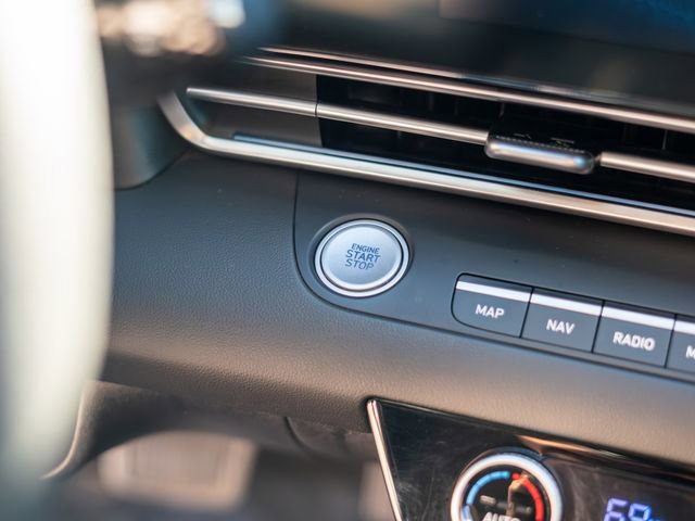 Used 2024 Hyundai Elantra Blue image 30