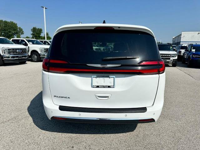 Used 2024 Chrysler Pacifica Touring-L FWD image 4