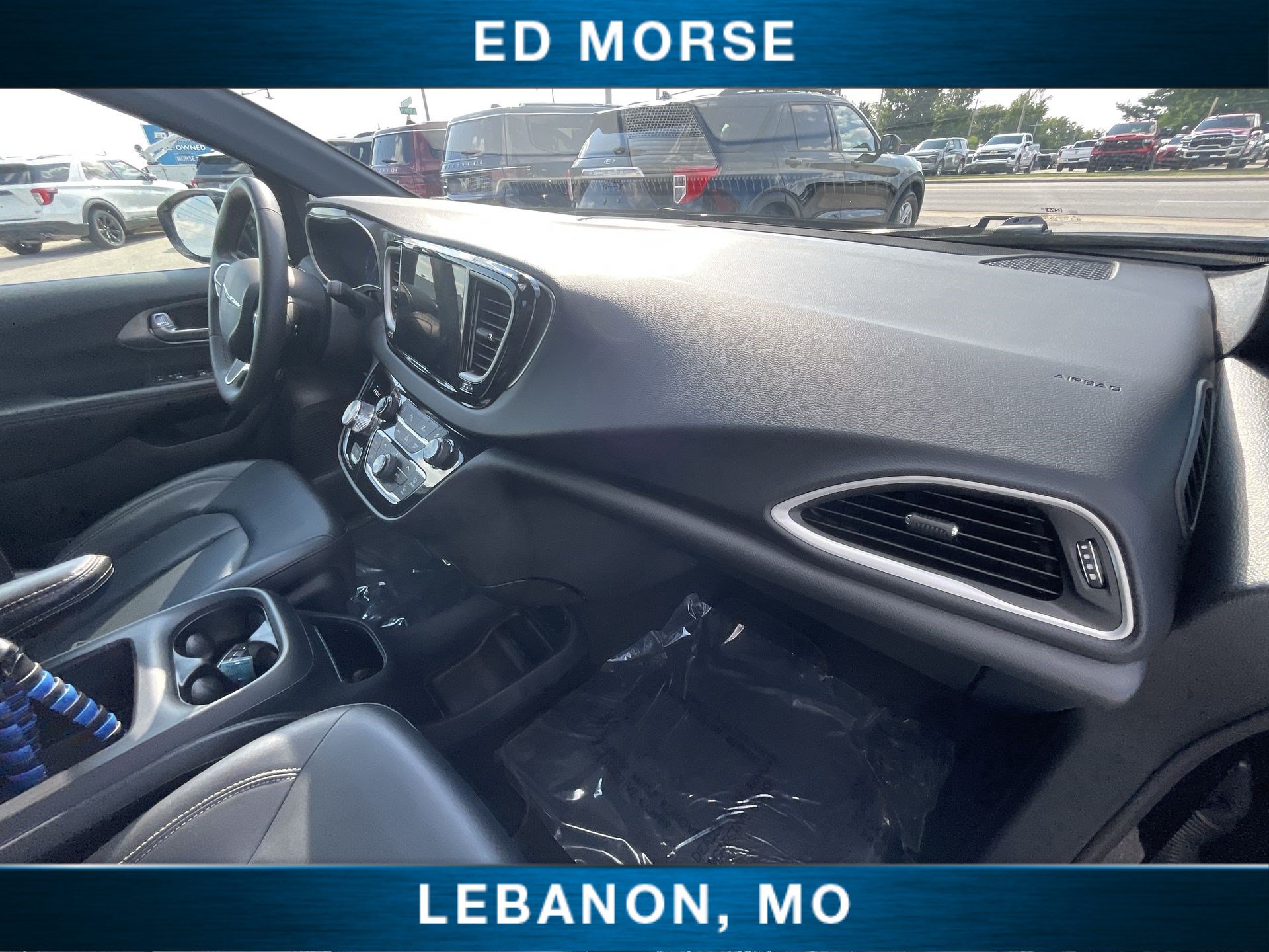 Used 2025 Chrysler Pacifica Select FWD image 26