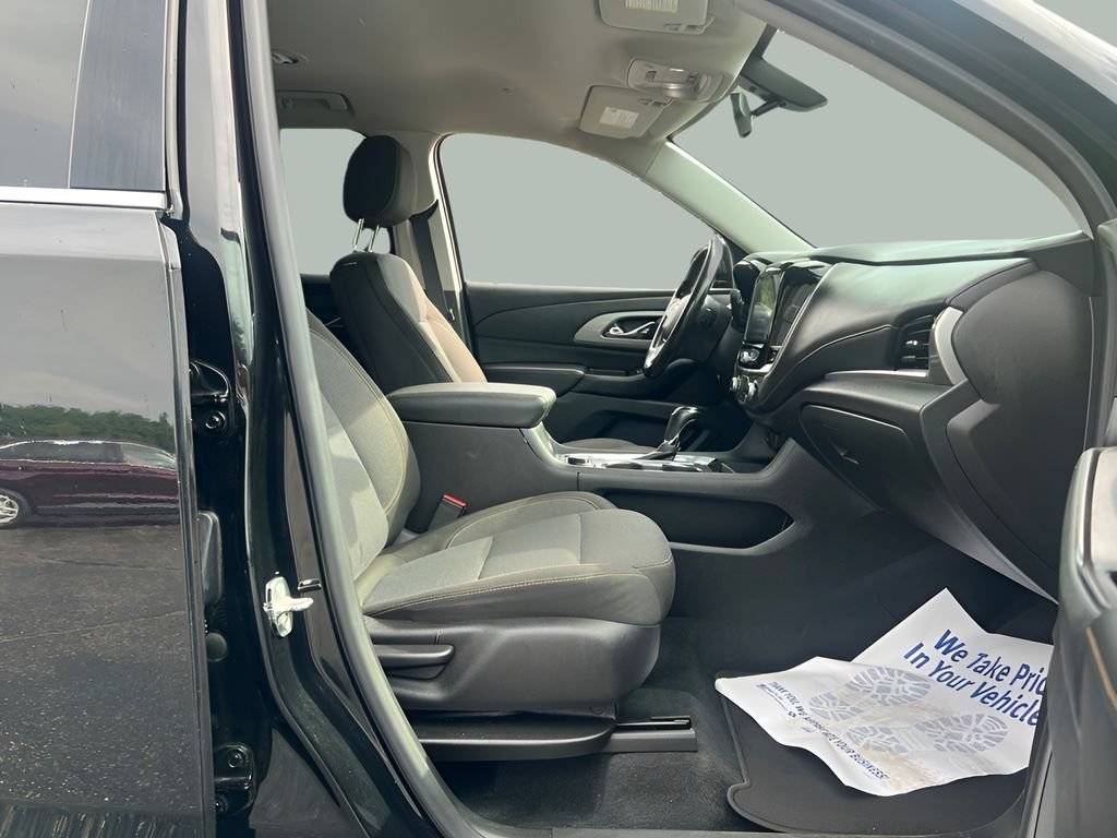 Used 2018 Chevrolet Traverse LT w/ LPO, 'HIT The Road' Package AWD/4WD image 39