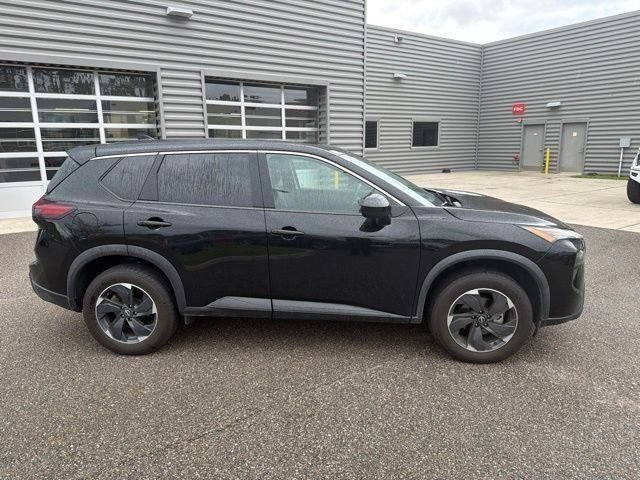 Used 2024 Nissan Rogue SV AWD/4WD image 3