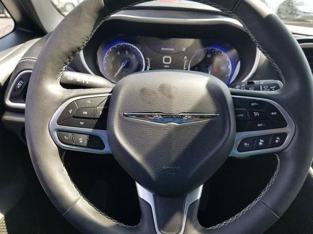 Used 2025 Chrysler Pacifica Select FWD image 23