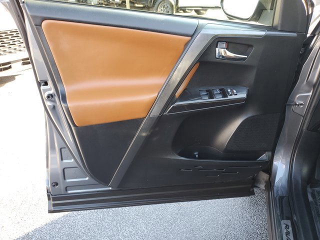 Used 2018 Toyota RAV4 SE image 17