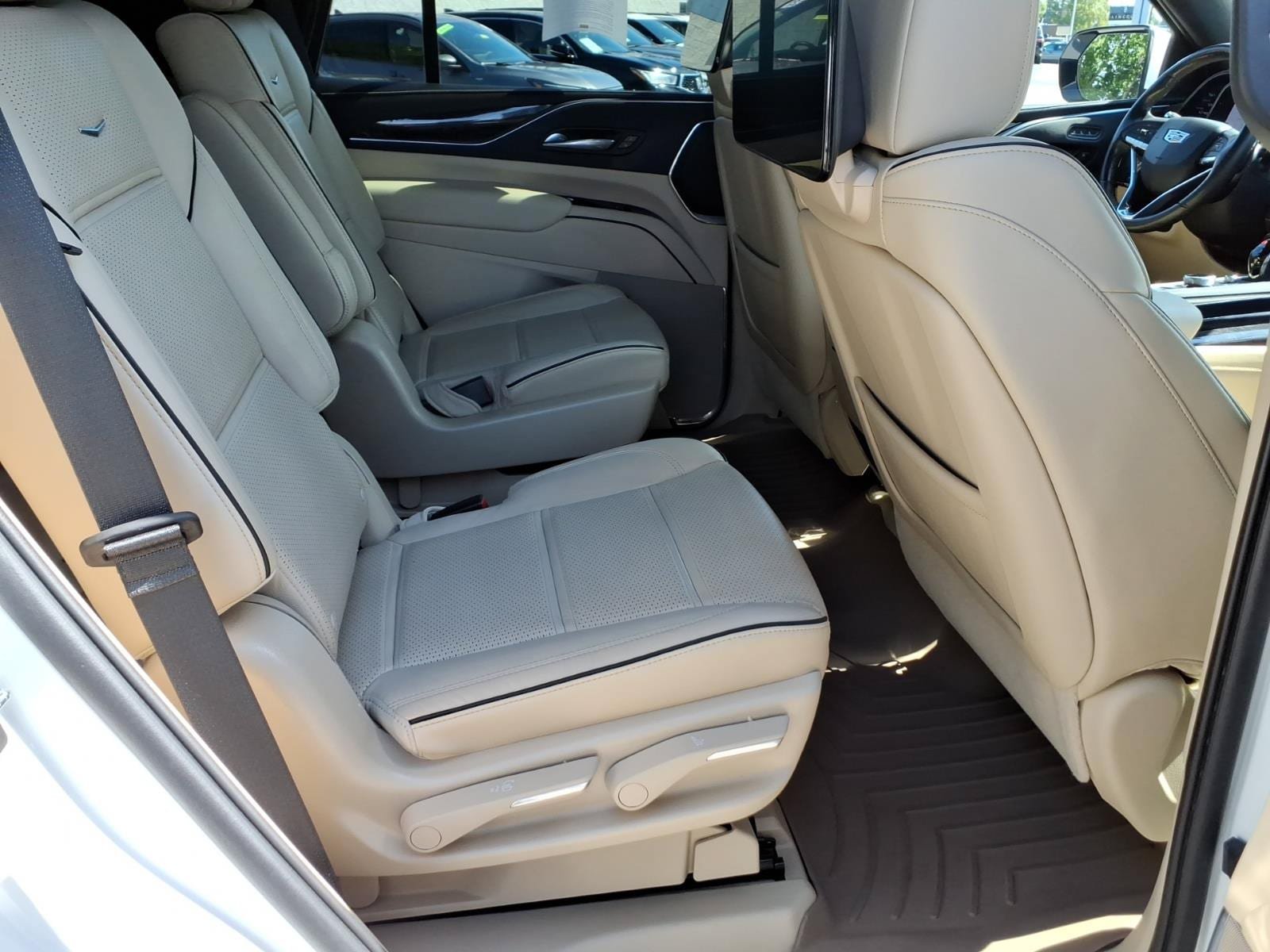 Used 2023 Cadillac Escalade Premium Luxury AWD/4WD image 31
