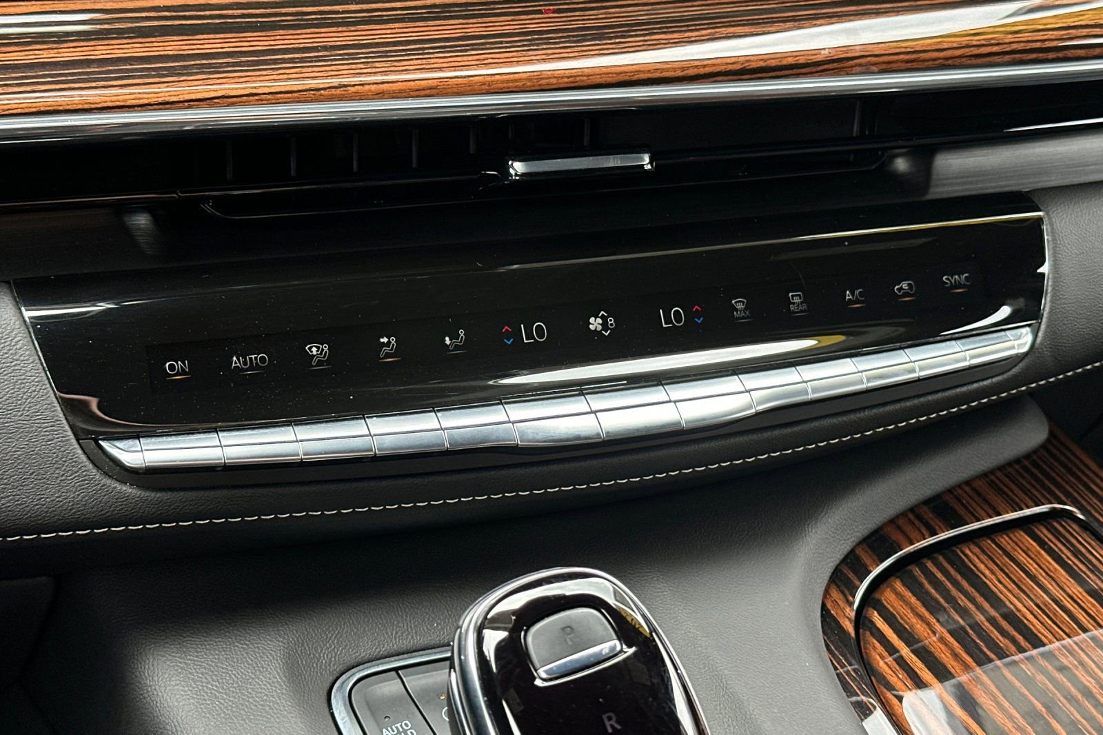 Used 2023 Cadillac Escalade Premium Luxury AWD/4WD image 21