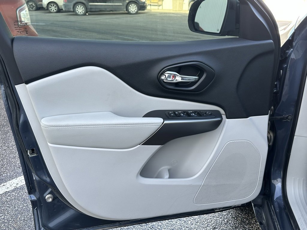 Used 2021 Jeep Cherokee Latitude Plus image 12