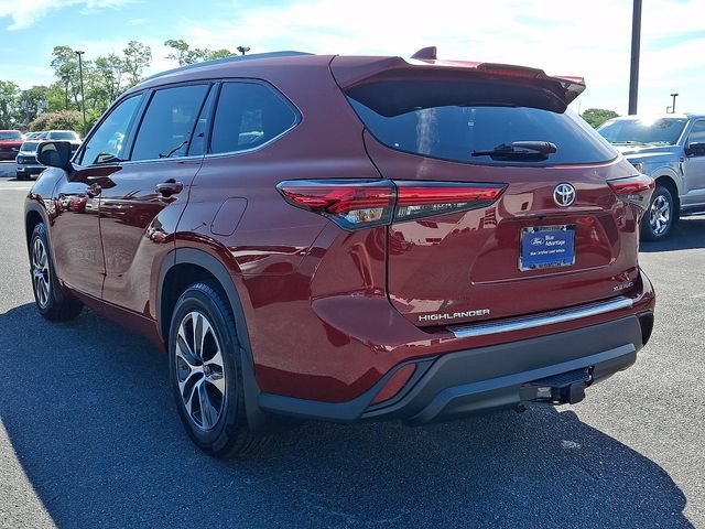 Used 2022 Toyota Highlander XLE AWD/4WD image 4