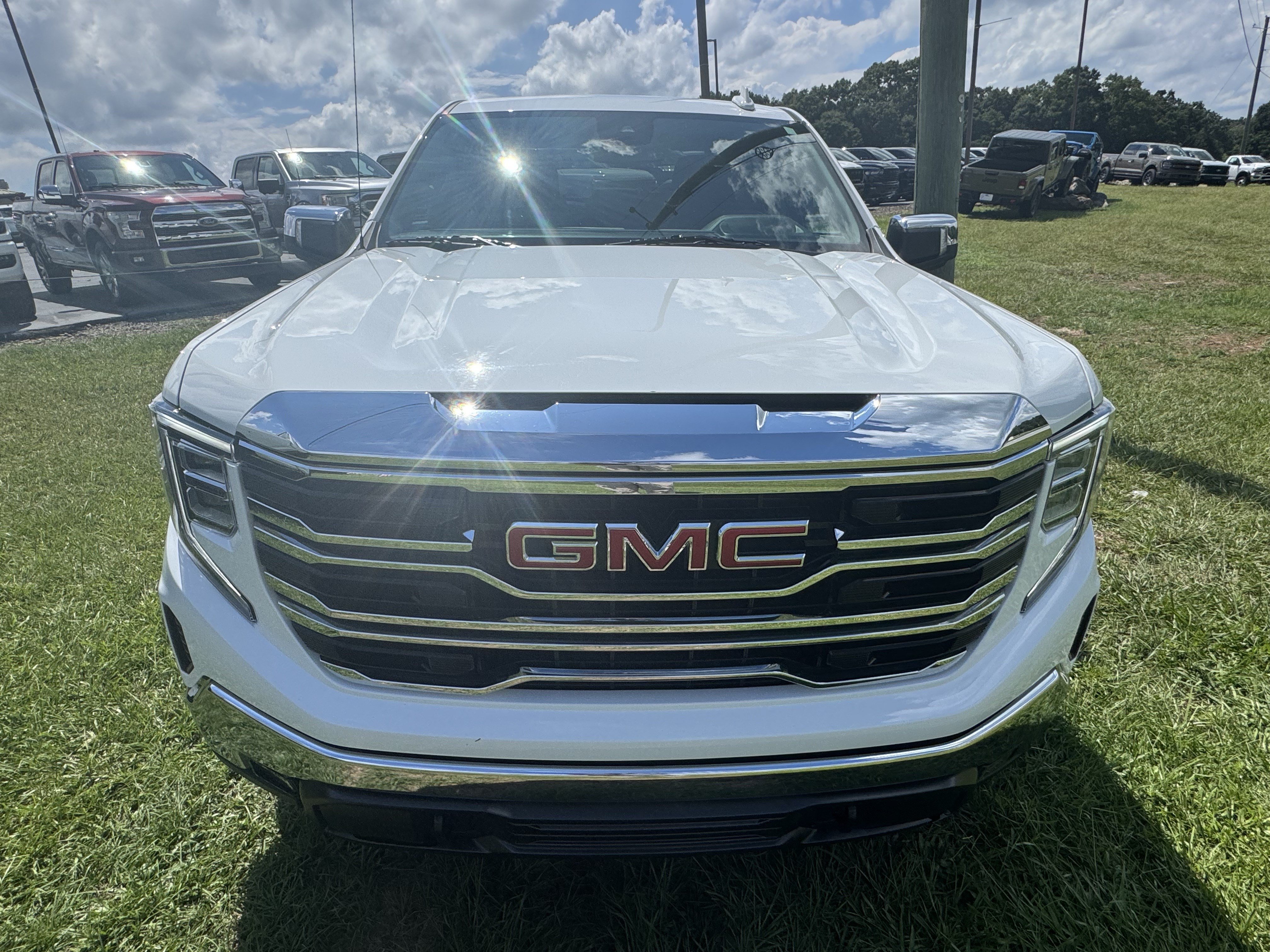 Used 2025 GMC Sierra 1500 SLT AWD/4WD image 3