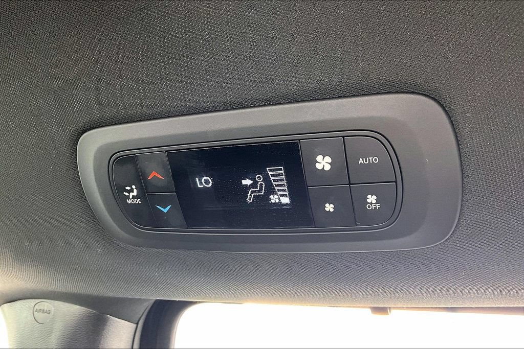Used 2025 Chrysler Pacifica Select FWD image 34
