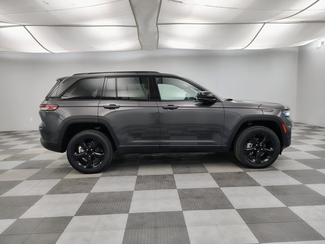 Used 2024 Jeep Grand Cherokee Limited w/ Black Appearance Package AWD/4WD image 6