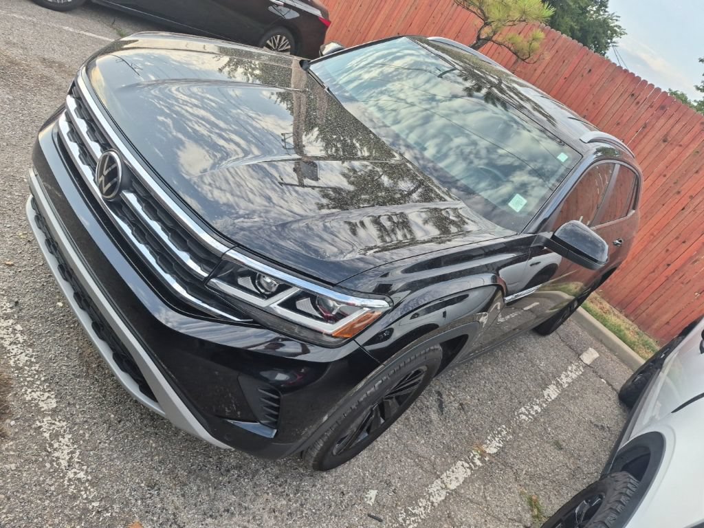 Used 2022 Volkswagen Atlas Cross Sport SE AWD/4WD image 2