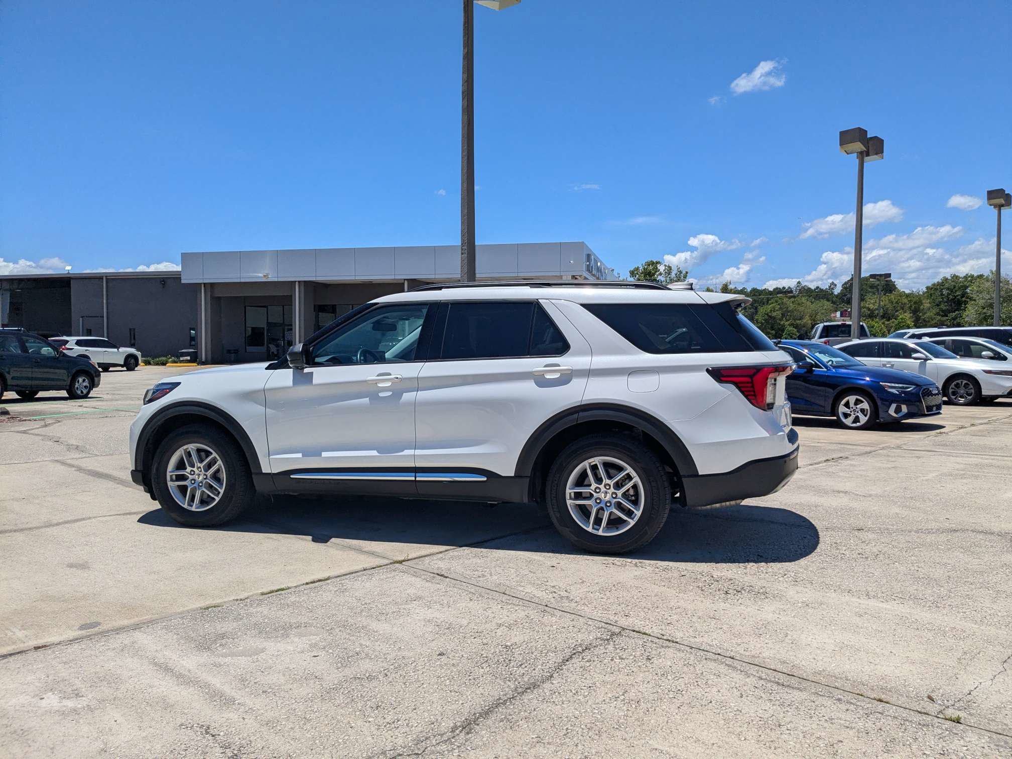 Certified 2025 Ford Explorer Active w/ Active Comfort Package RWD image 7