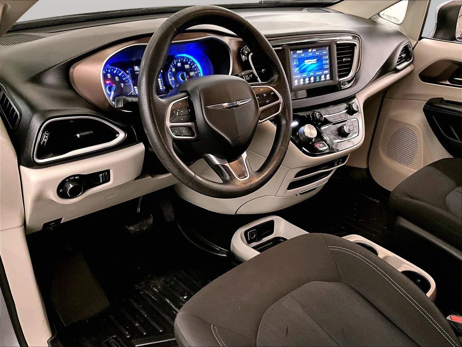 Used 2020 Chrysler Voyager L image 12