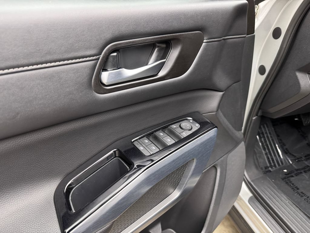 Used 2025 Nissan Pathfinder SL AWD/4WD image 11