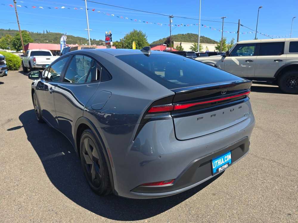 Used 2023 Toyota Prius LE FWD image 3
