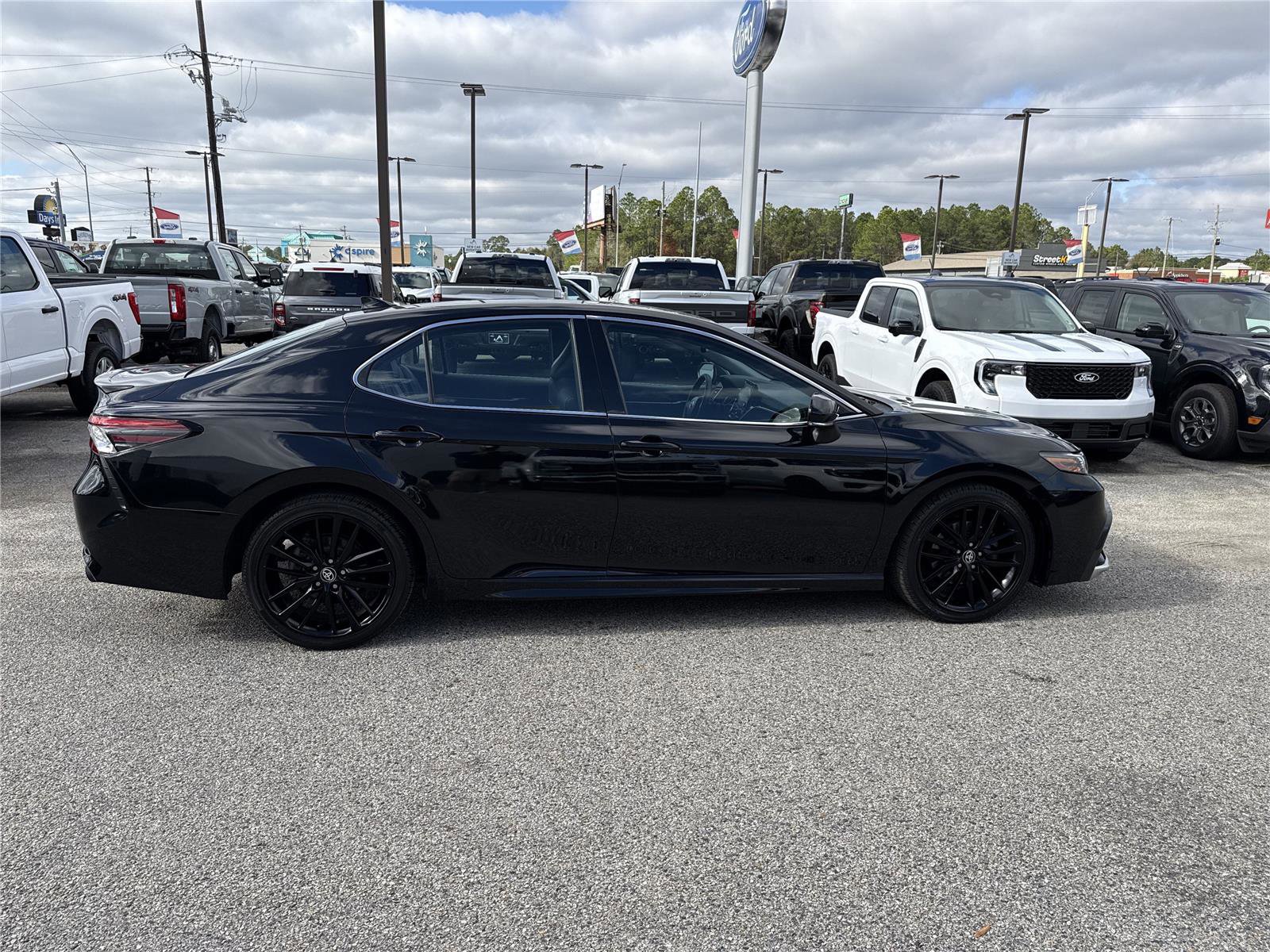 Used 2021 Toyota Camry XSE image 6