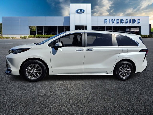 Used 2023 Toyota Sienna XLE image 4