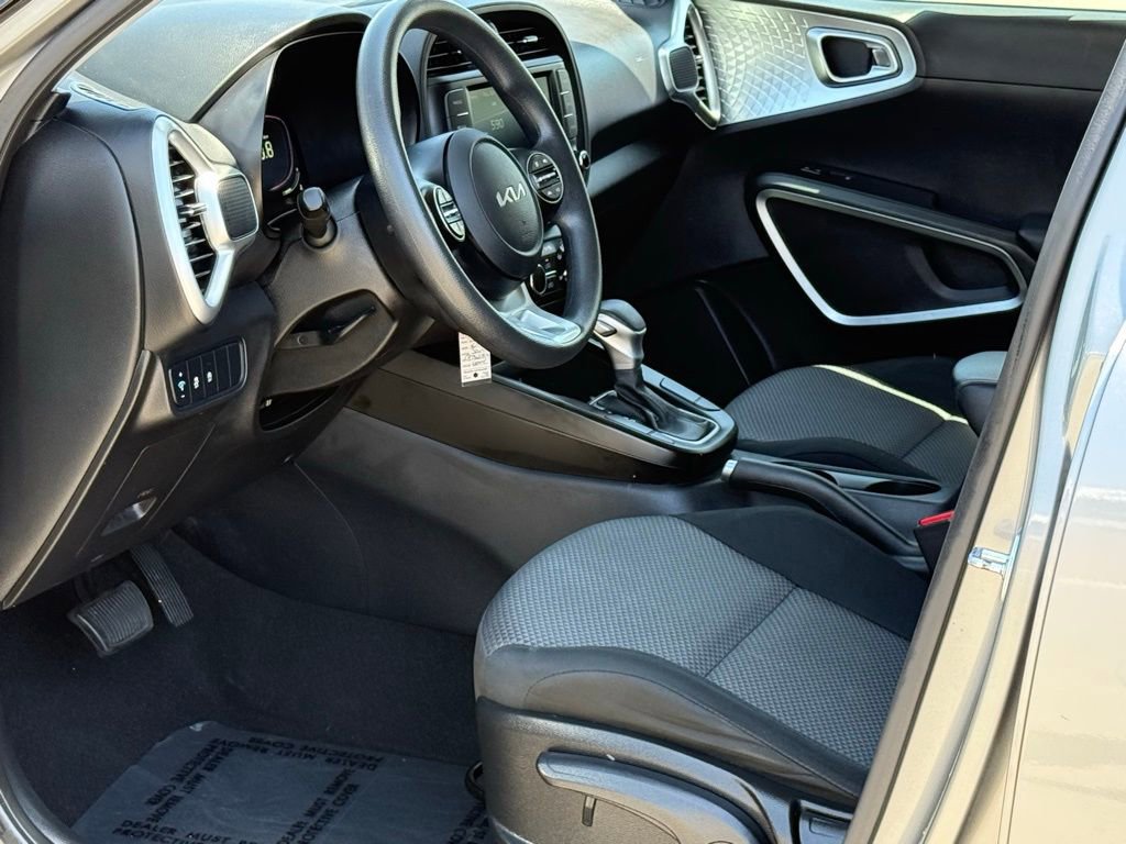 Used 2023 Kia Soul LX w/ LX Technology Package FWD image 6