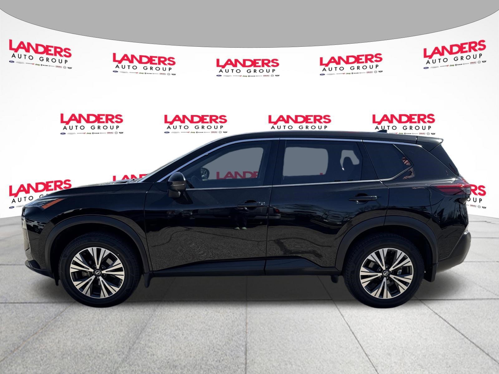 Used 2021 Nissan Rogue SV image 2