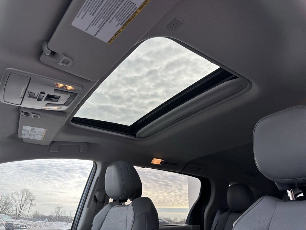Used 2021 Toyota Sienna XLE image 35