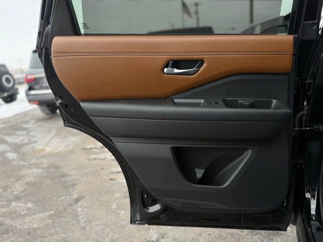 Used 2023 Nissan Pathfinder Platinum w/ Cargo Package image 29