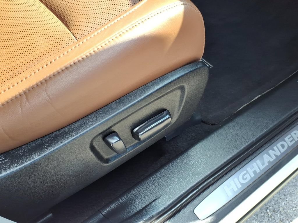 Used 2019 Toyota Highlander Limited FWD image 6