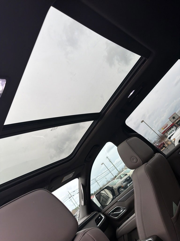 Used 2022 GMC Yukon XL SLT w/ SLT Premium Package image 10