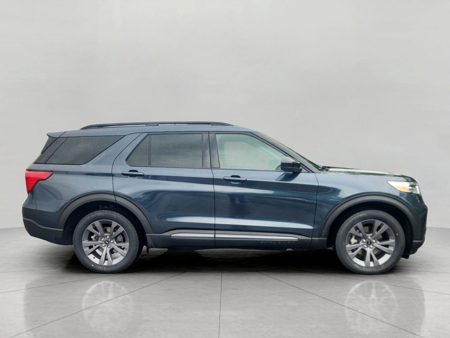 Certified 2023 Ford Explorer XLT w/ Equipment Group 202A AWD/4WD image 5