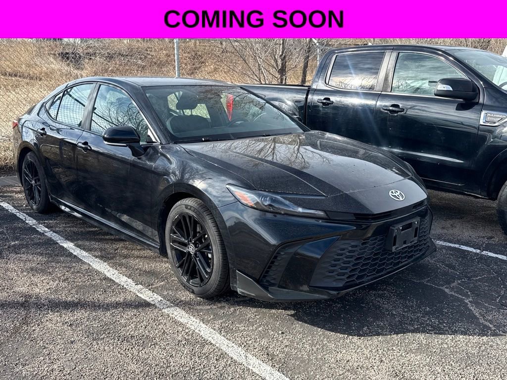 Used 2025 Toyota Camry SE image 1