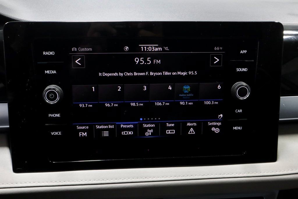 Used 2025 Volkswagen Taos SE image 10