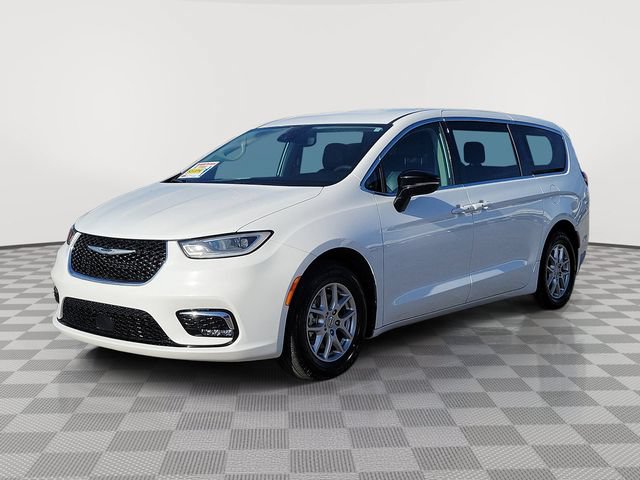 Used 2024 Chrysler Pacifica Touring-L FWD image 3