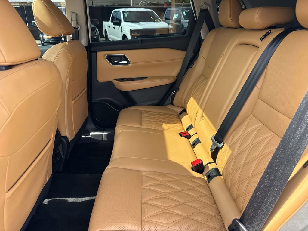 Used 2023 Nissan Rogue Platinum w/ Platinum Premium Package image 11