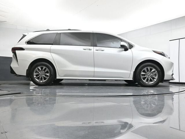 Used 2024 Toyota Sienna XLE FWD image 35