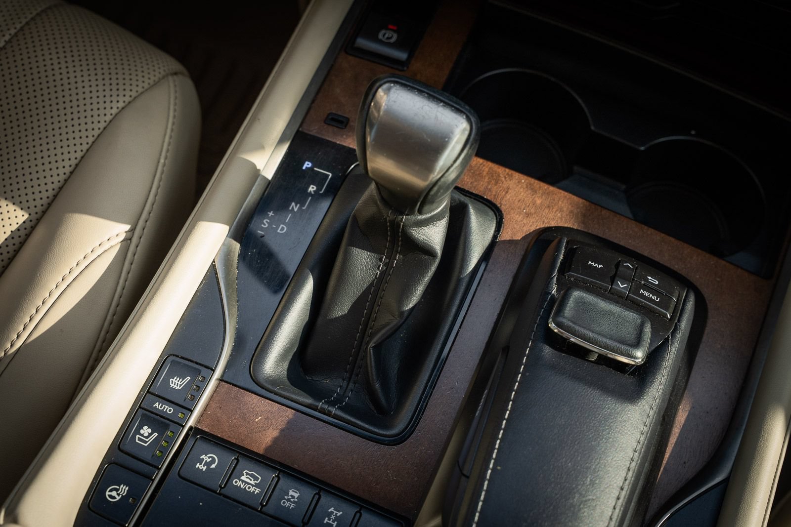 Used 2020 Lexus LX 570 4WD w/ Luxury Package image 42