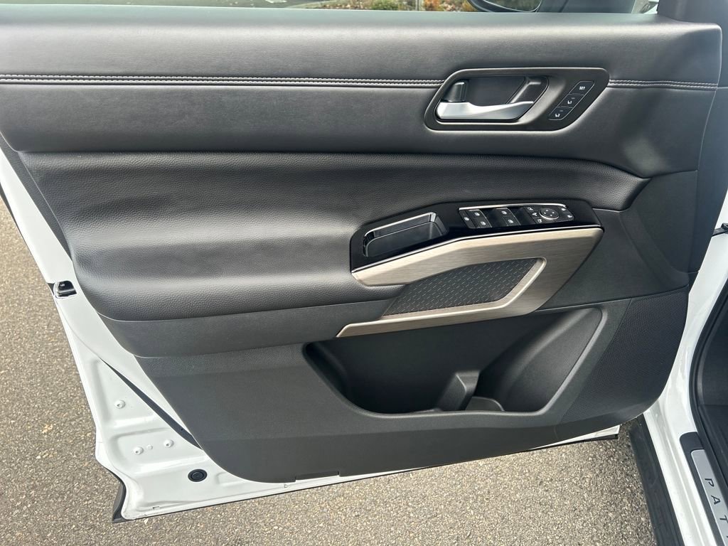 Used 2025 Nissan Pathfinder Platinum w/ Cargo Package image 17