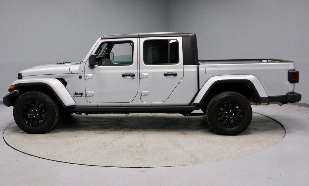 Used 2023 Jeep Gladiator Sport image 9