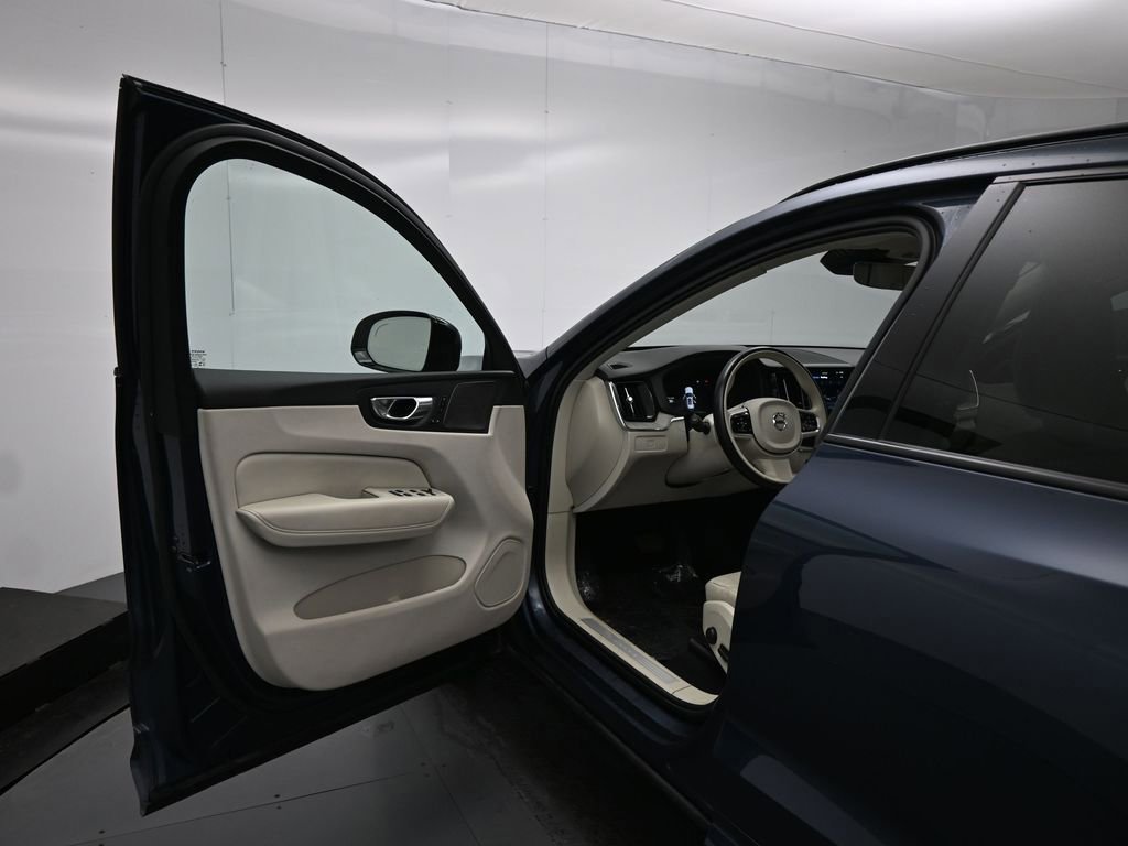 Used 2023 Volvo XC60 B5 Plus image 35