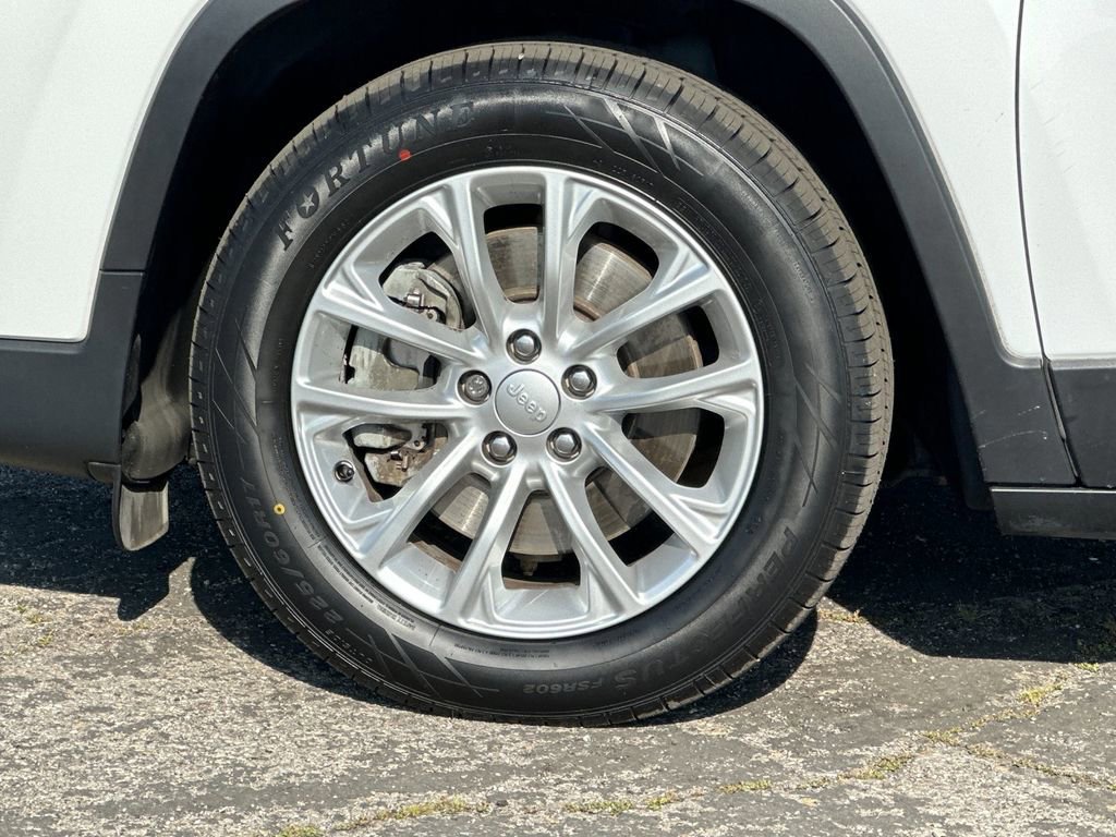 Used 2019 Jeep Cherokee Latitude w/ Cold Weather Group image 24