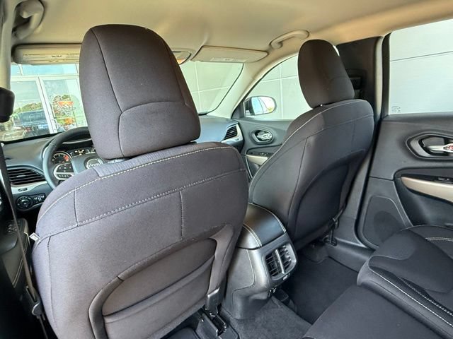 Used 2017 Jeep Cherokee Latitude w/ Safety/Convenience Group FWD image 16