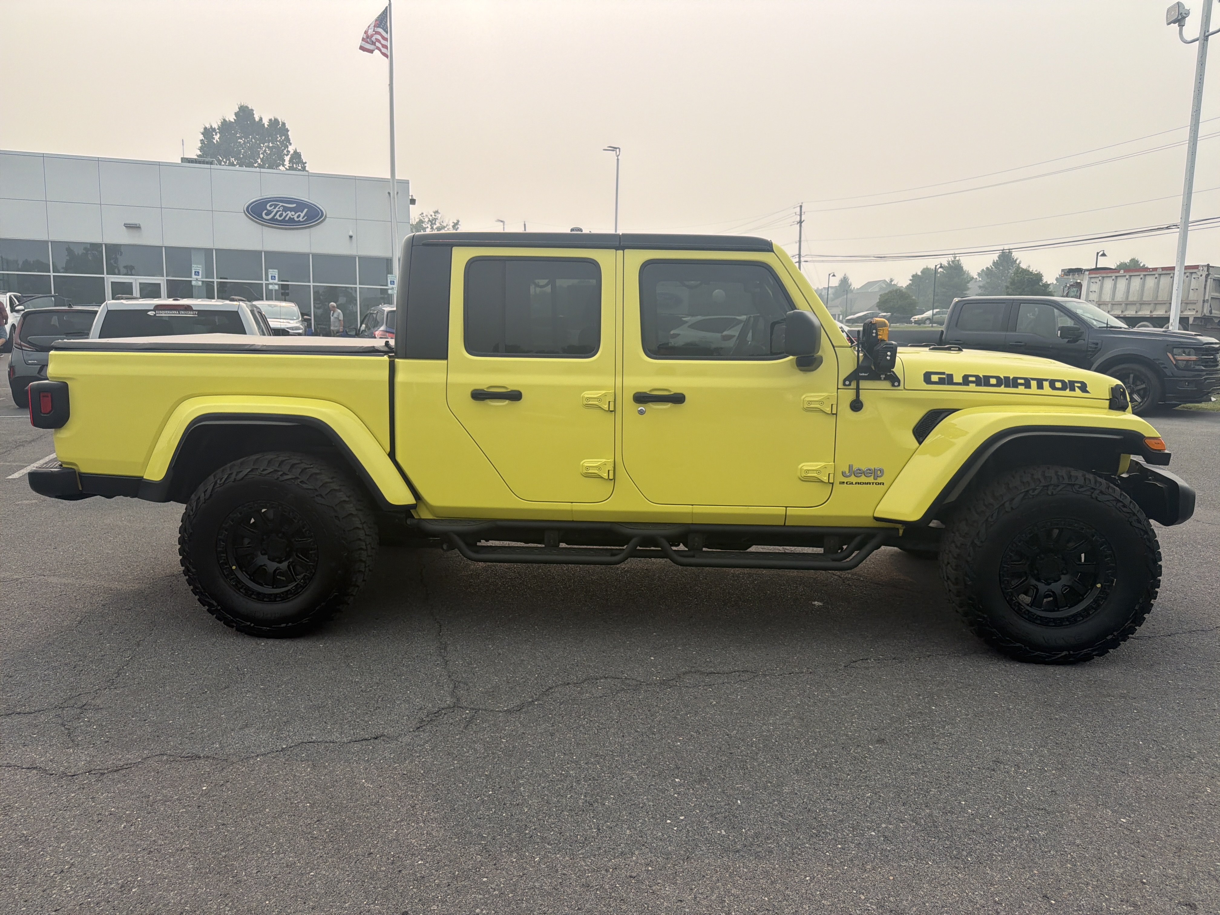 Used 2023 Jeep Gladiator Overland AWD/4WD image 2