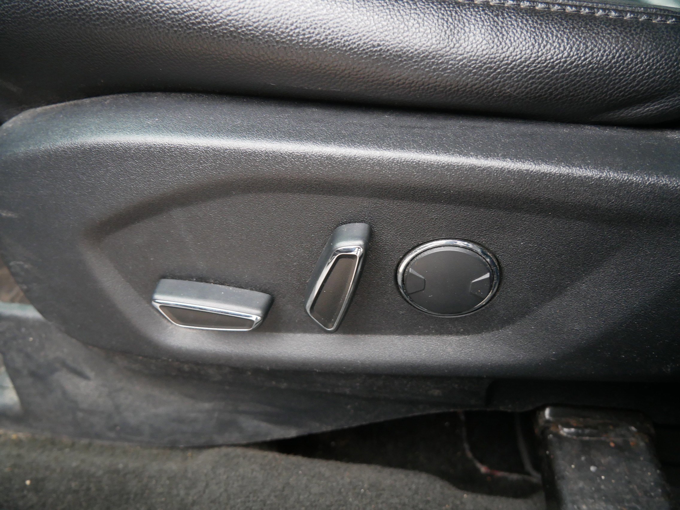 Certified 2017 Ford Explorer XLT w/ Equipment Group 202A image 19