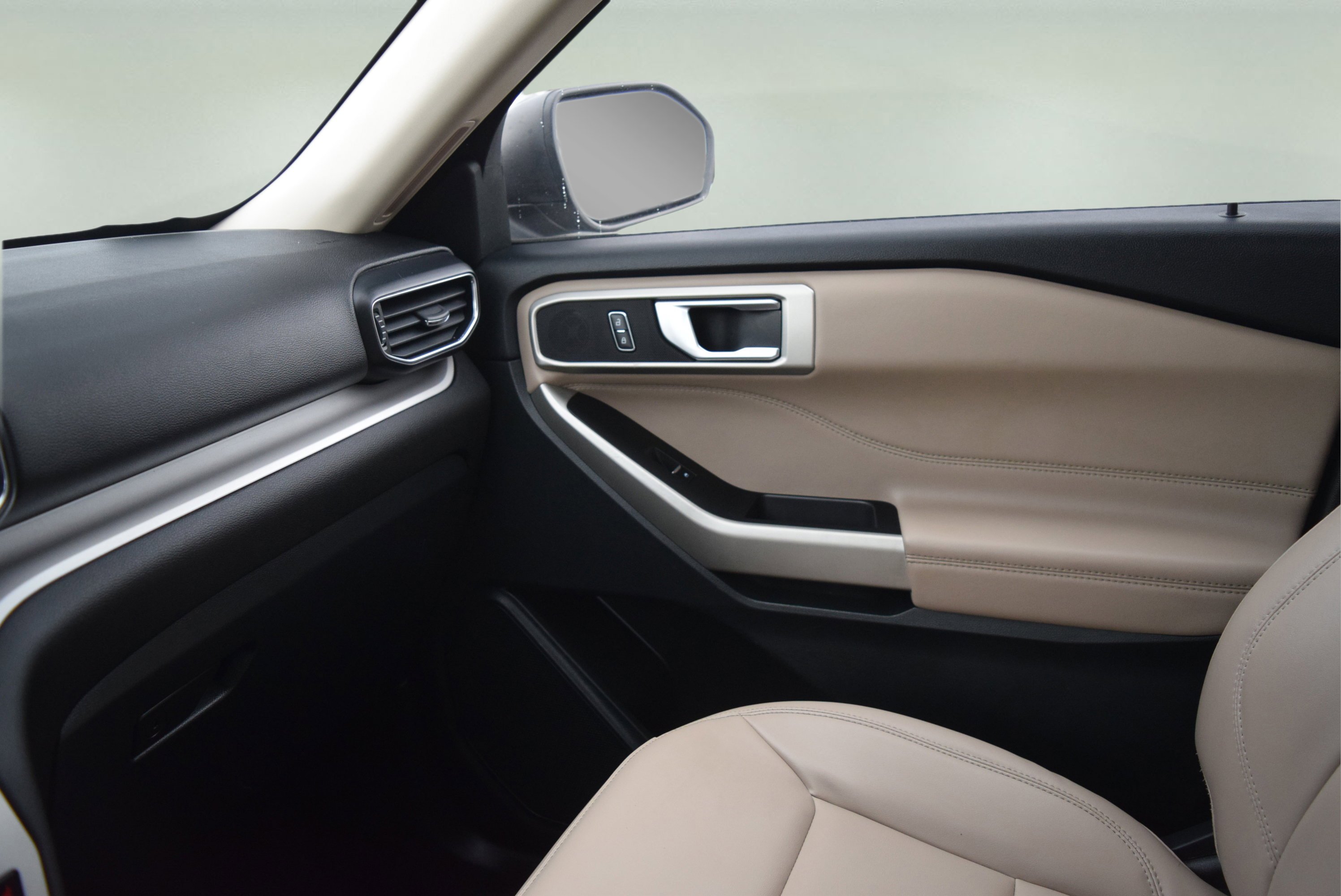 Certified 2023 Ford Explorer XLT w/ Equipment Group 202A image 17