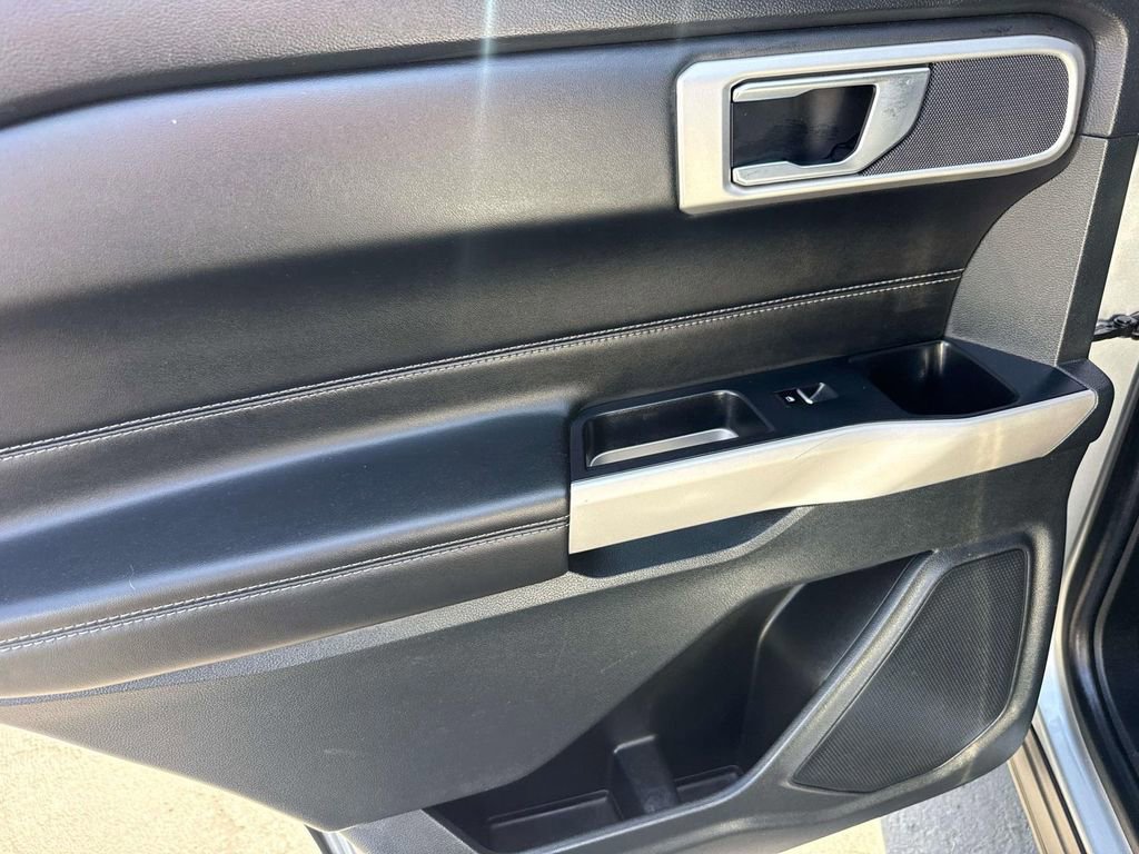 Certified 2022 Ford Explorer XLT w/ Equipment Group 202A image 11