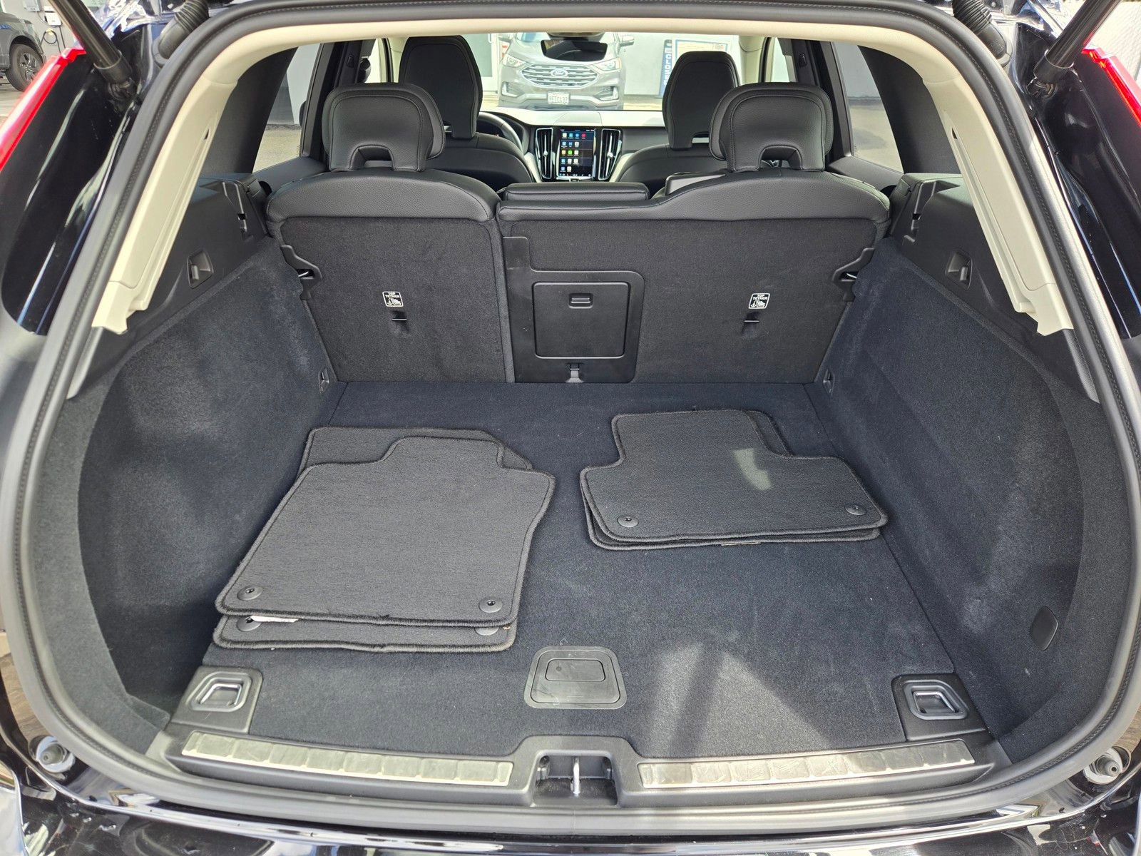 Used 2025 Volvo XC60 B5 Plus AWD/4WD image 30