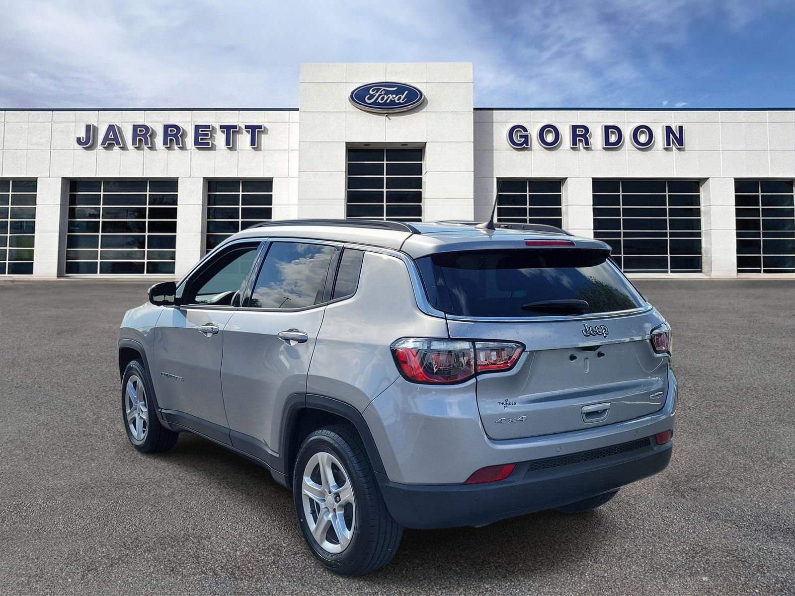 Used 2023 Jeep Compass Latitude w/ Convenience Group AWD/4WD image 3
