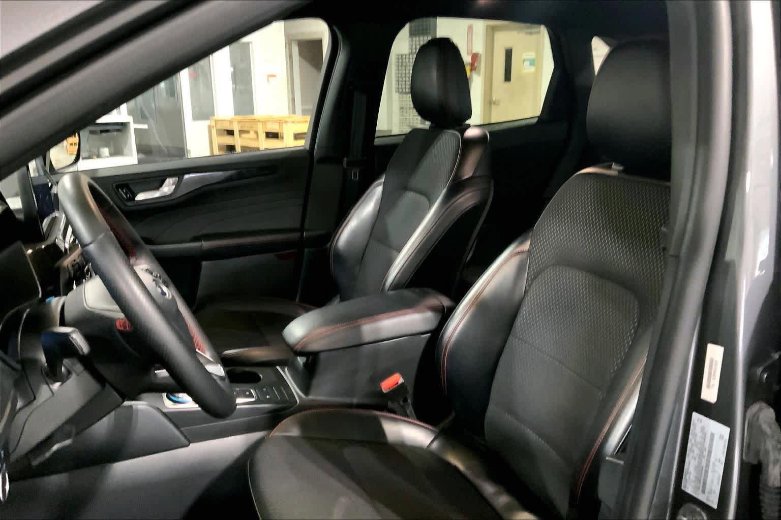 Certified 2025 Ford Escape ST-Line AWD/4WD image 10